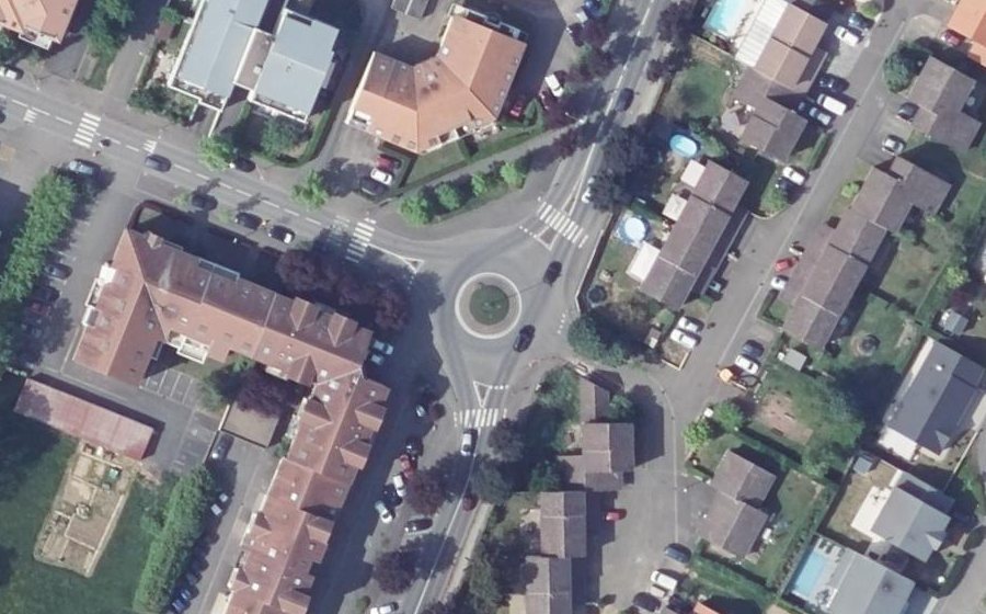 Vue aérienne du Rond-point anonyme n°65283546