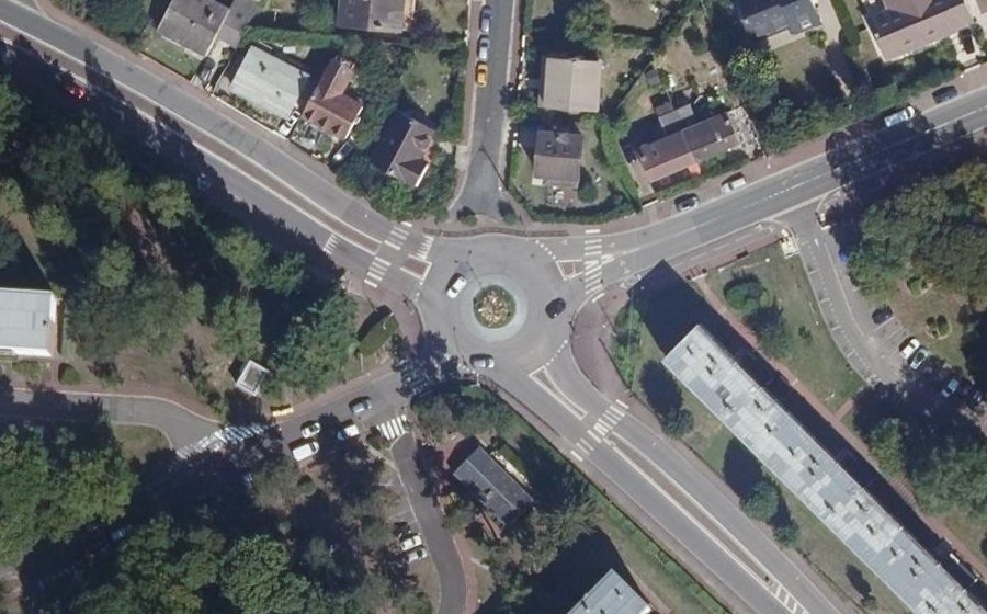 Vue aérienne du Rond-point anonyme n°652870336