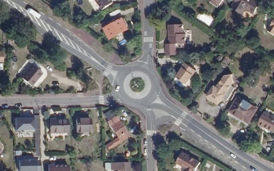 Vue aérienne du Rond-point anonyme n°652870339