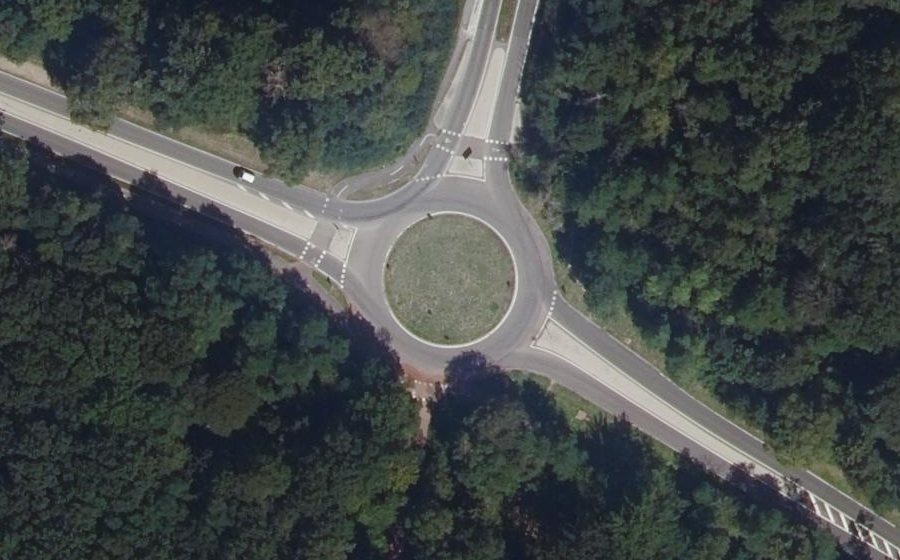 Vue aérienne du Rond-point anonyme n°652870340