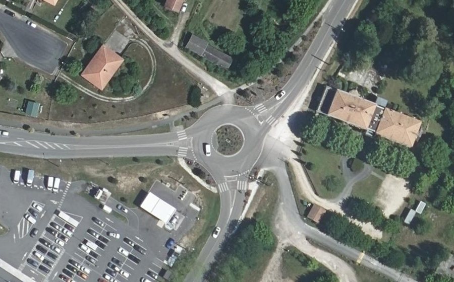 Vue aérienne du Rond-point anonyme n°652888753