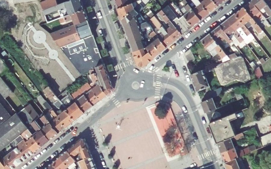 Vue aérienne du Rond-point anonyme n°653445260