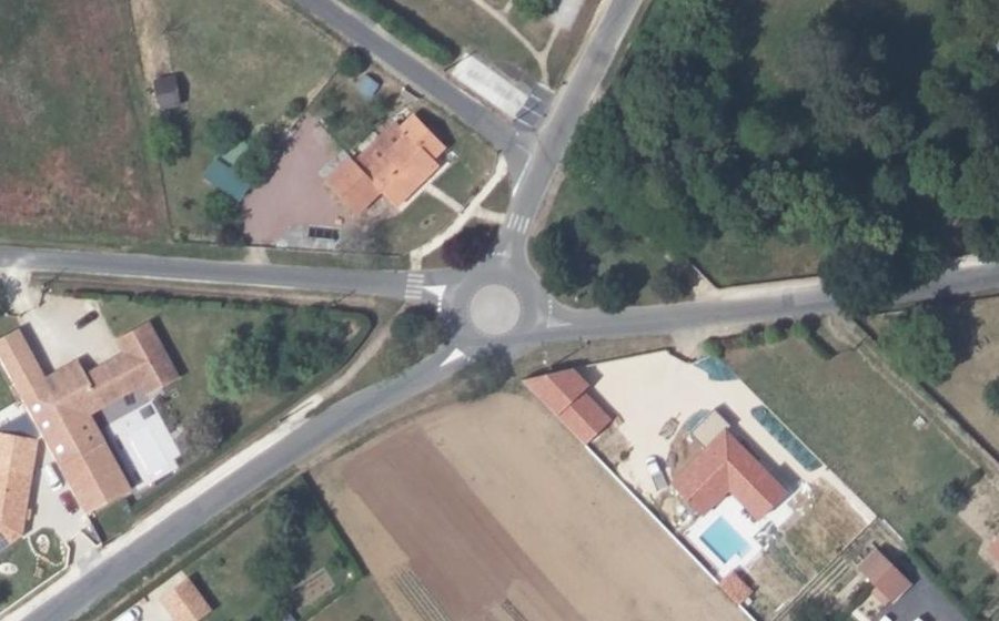 Vue aérienne du Rond-point anonyme n°653509795