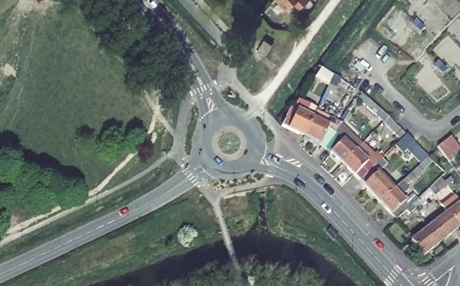 Vue aérienne du Rond-point anonyme n°653539126