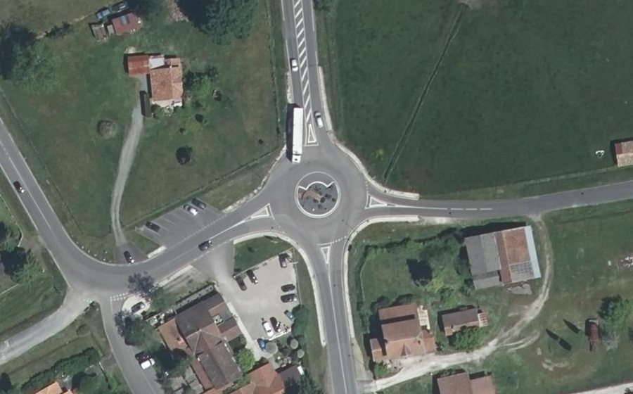 Vue aérienne du Rond-point anonyme n°653663870