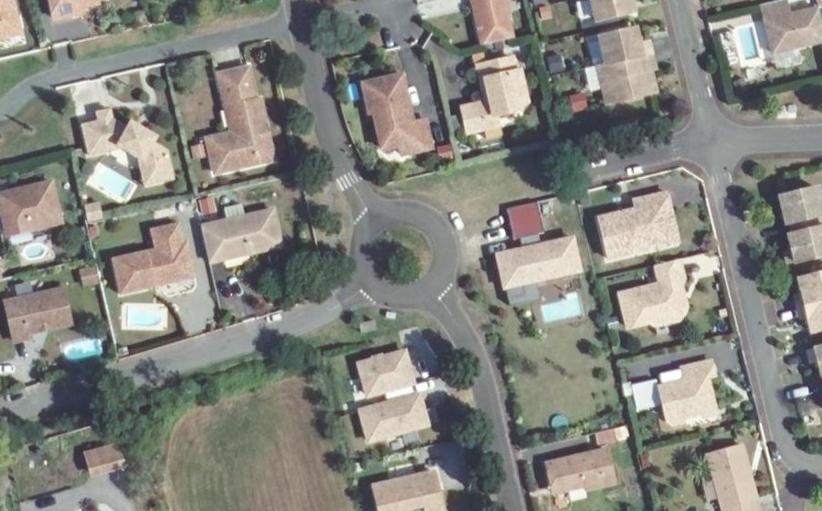 Vue aérienne du Rond-point anonyme n°65369190
