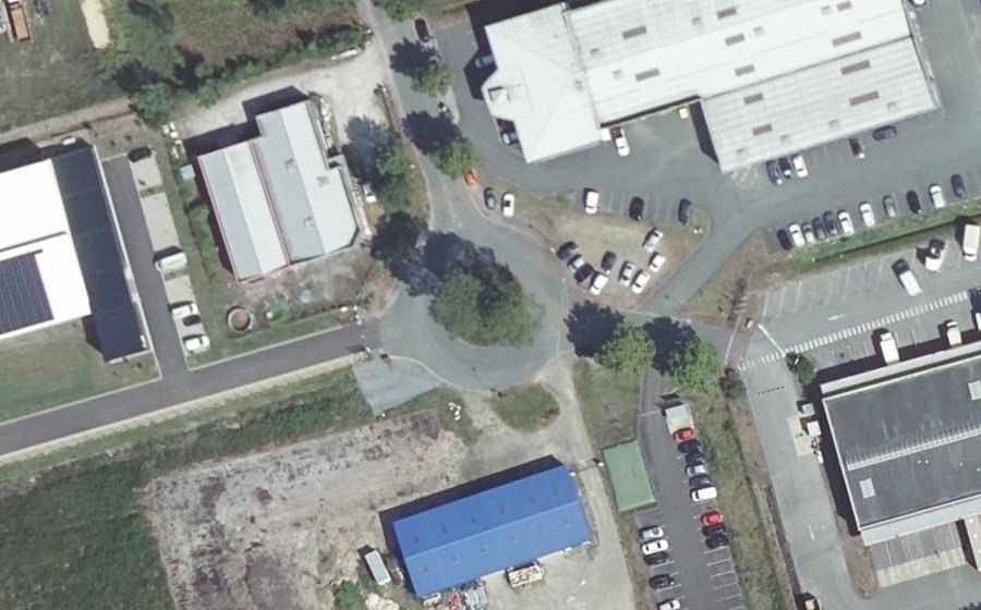 Vue aérienne du Rond-point anonyme n°65369212