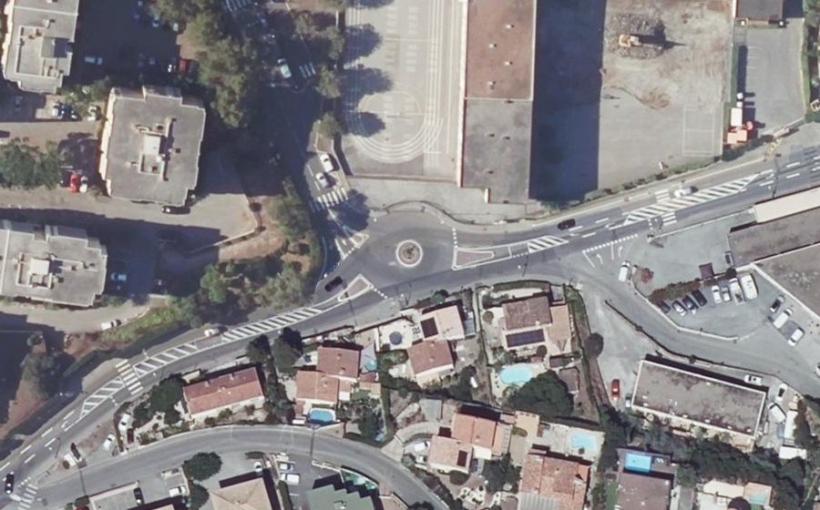 Vue aérienne du Rond-point anonyme n°653693594