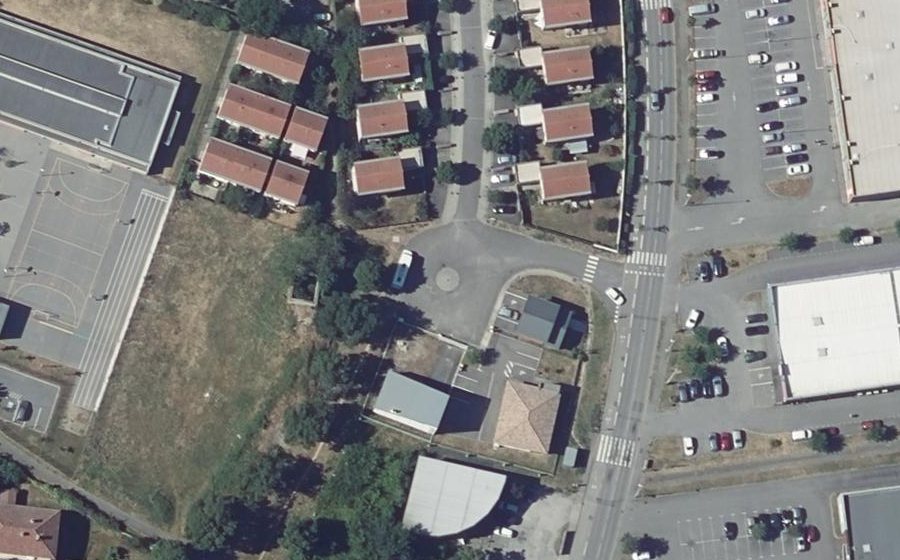 Vue aérienne du Rond-point anonyme n°653735378