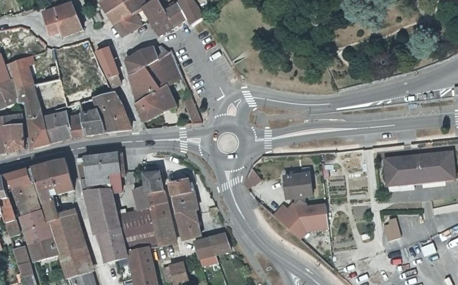 Vue aérienne du Rond-point anonyme n°653766391