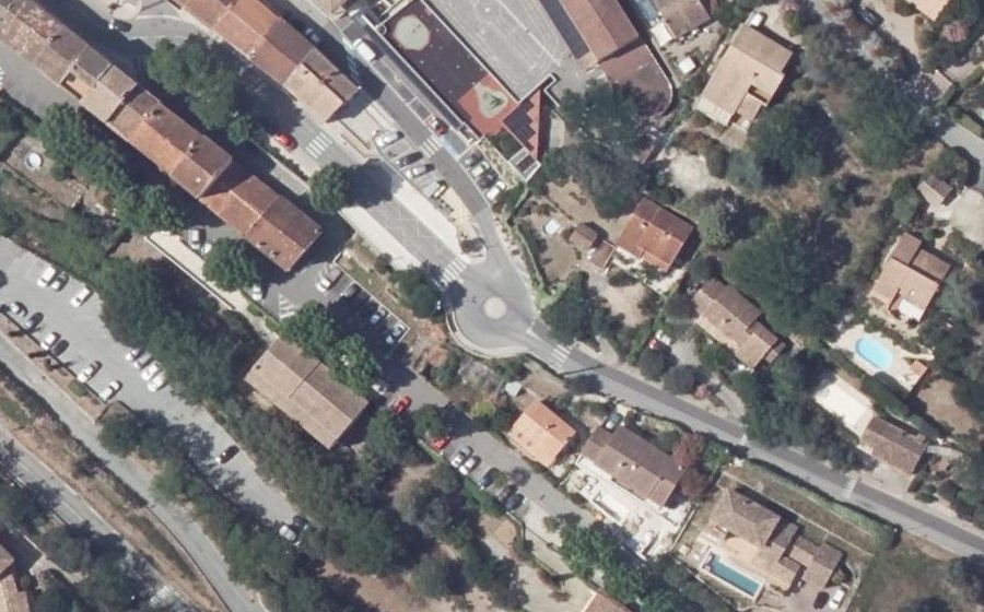 Vue aérienne du Rond-point anonyme n°653965841