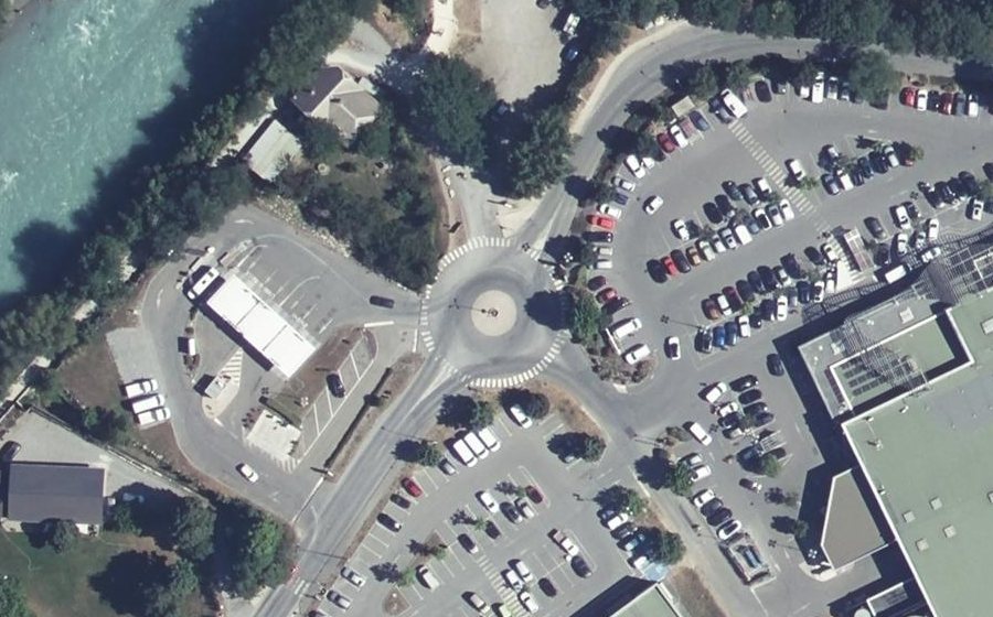 Vue aérienne du Rond-point anonyme n°65416328