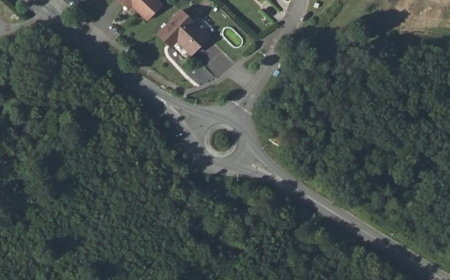 Vue aérienne du Rond-point anonyme n°65424087