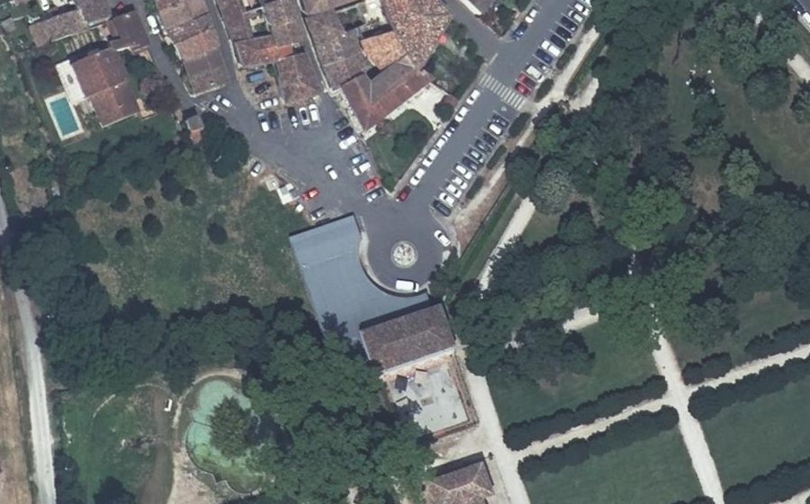 Vue aérienne du Rond-point anonyme n°654287014
