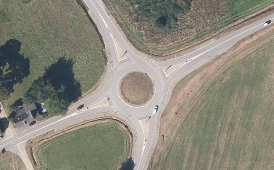 Vue aérienne du Rond-point anonyme n°654356925