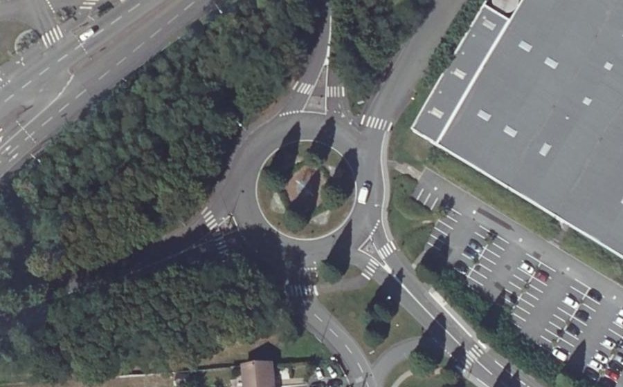 Vue aérienne du Rond-point anonyme n°65444131