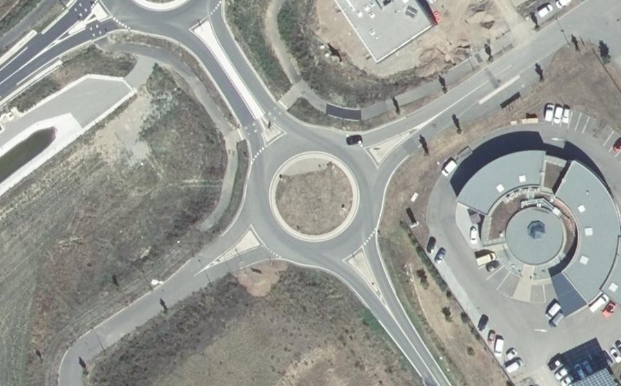 Vue aérienne du Rond-point anonyme n°654734933