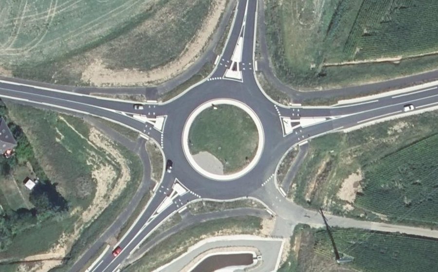 Vue aérienne du Rond-point anonyme n°654741911