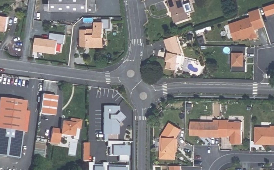 Vue aérienne du Rond-point anonyme n°65480913