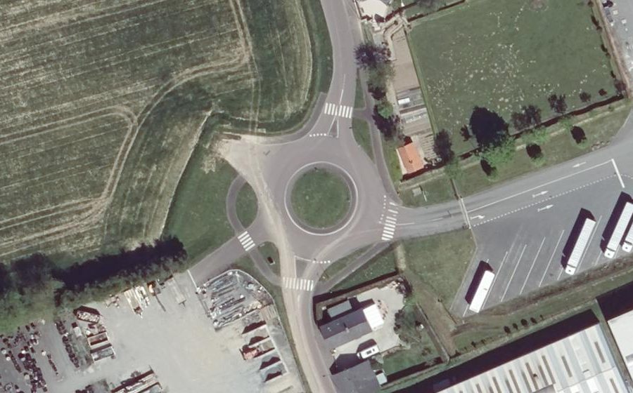 Vue aérienne du Rond-point anonyme n°654922736