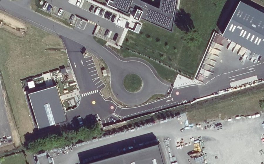 Vue aérienne du Rond-point anonyme n°654922747