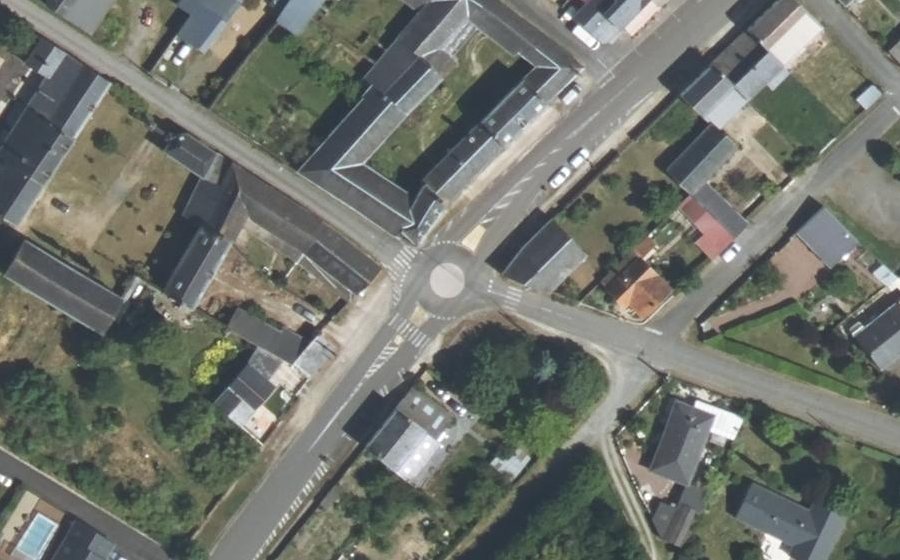 Vue aérienne du Rond-point anonyme n°655050520