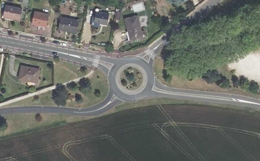 Vue aérienne du Rond-point anonyme n°65521958