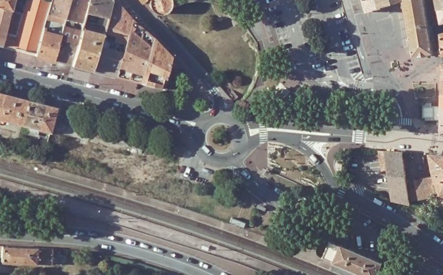 Vue aérienne du Rond-point anonyme n°655248689