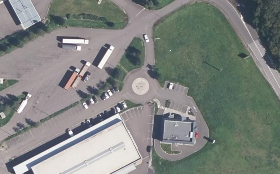 Vue aérienne du Rond-point anonyme n°655431233
