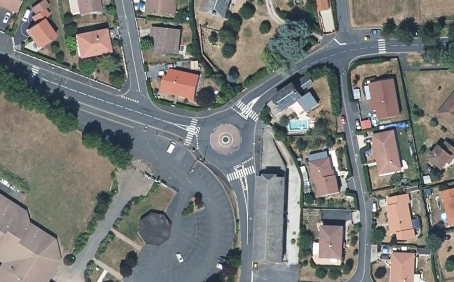 Vue aérienne du Rond-point anonyme n°65583189