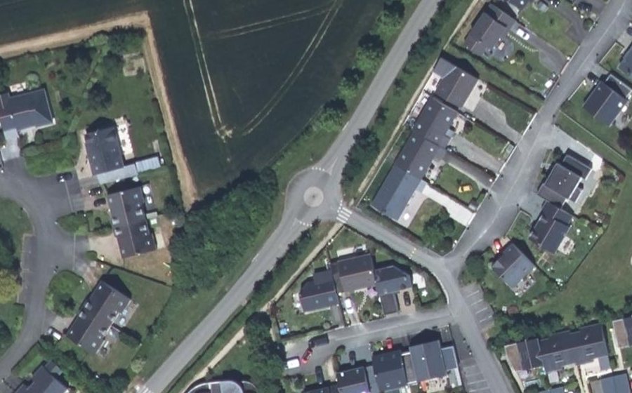 Vue aérienne du Rond-point anonyme n°655968003