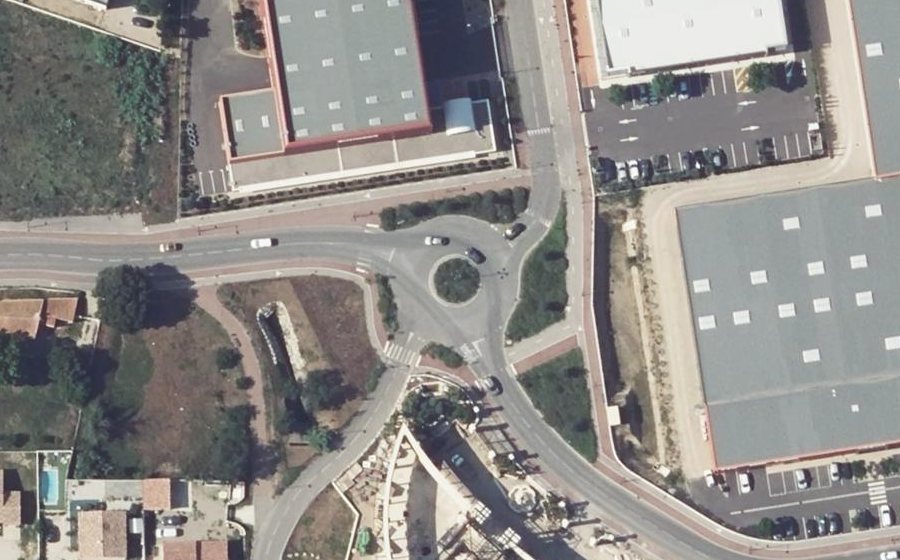 Vue aérienne du Rond-point anonyme n°655969392