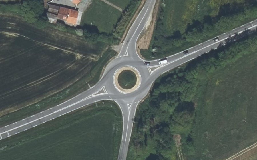 Vue aérienne du Rond-point anonyme n°655983317