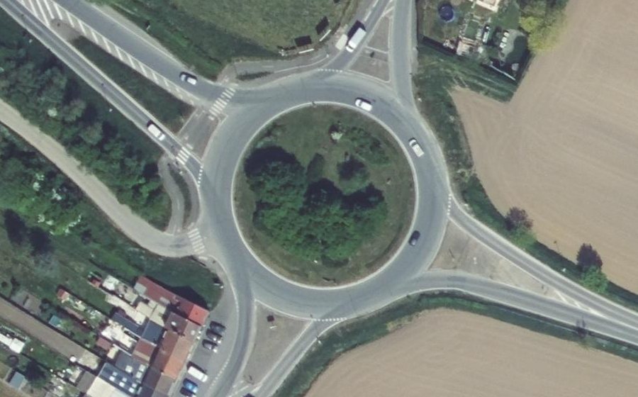 Vue aérienne du Rond-point anonyme n°656038601