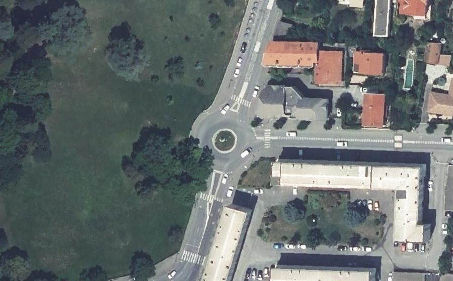 Vue aérienne du Rond-point anonyme n°656096744