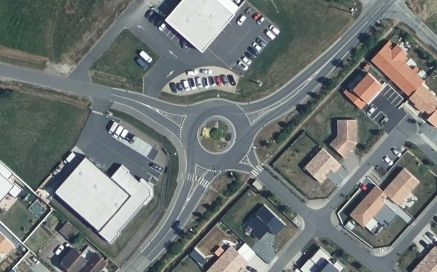 Vue aérienne du Rond-point anonyme n°656293748