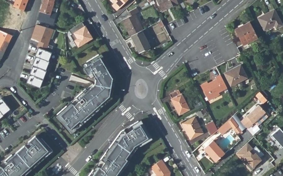 Vue aérienne du Rond-point anonyme n°656443563