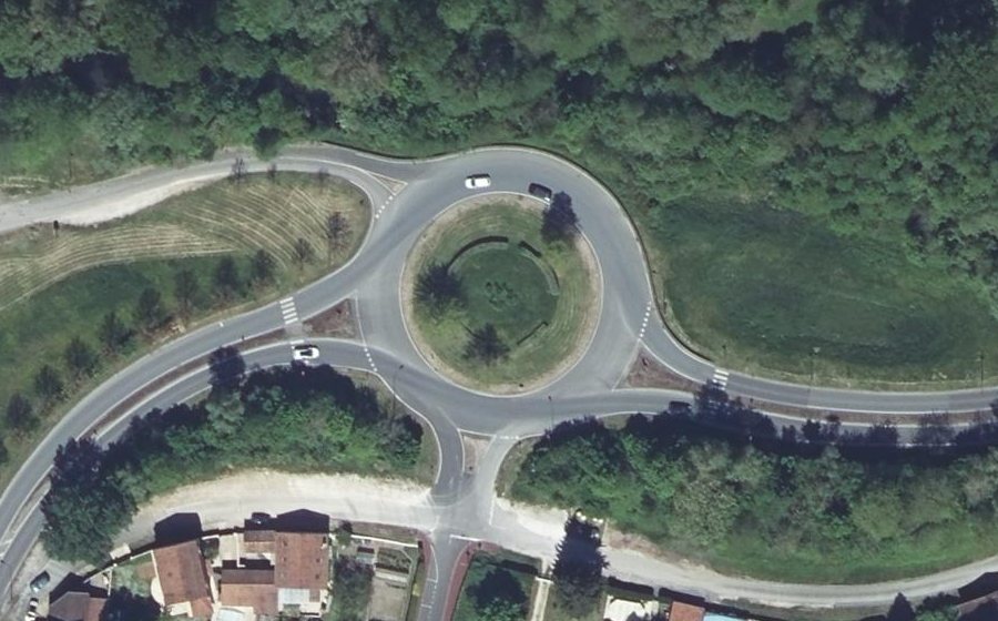 Vue aérienne du Rond-point anonyme n°65646414