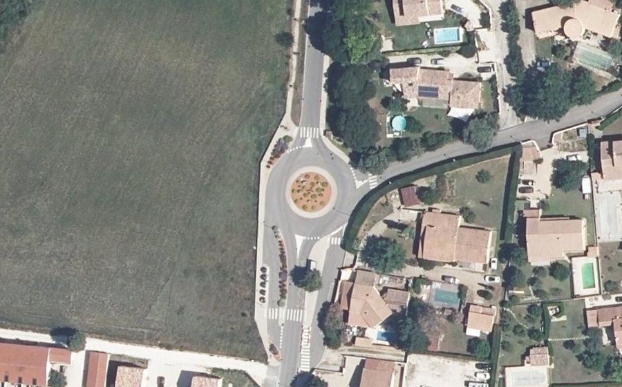 Vue aérienne du Rond-point anonyme n°656548187