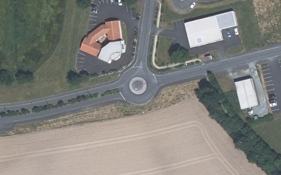 Vue aérienne du Rond-point anonyme n°65692938