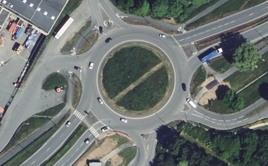Vue aérienne du Rond-point anonyme n°657072090