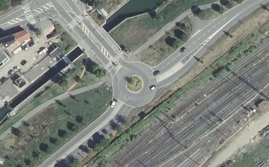 Vue aérienne du Rond-point anonyme n°657216303