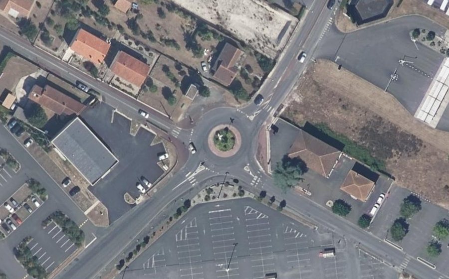 Vue aérienne du Rond-point anonyme n°65736523