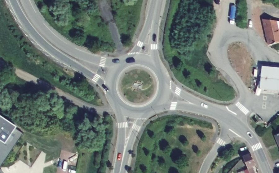 Vue aérienne du Rond-point anonyme n°657428039