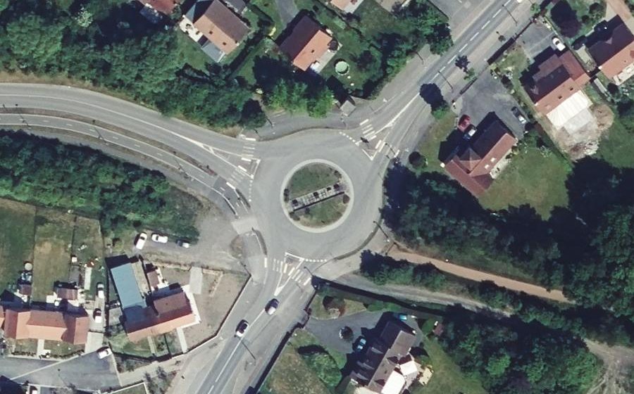 Vue aérienne du Rond-point anonyme n°657428048
