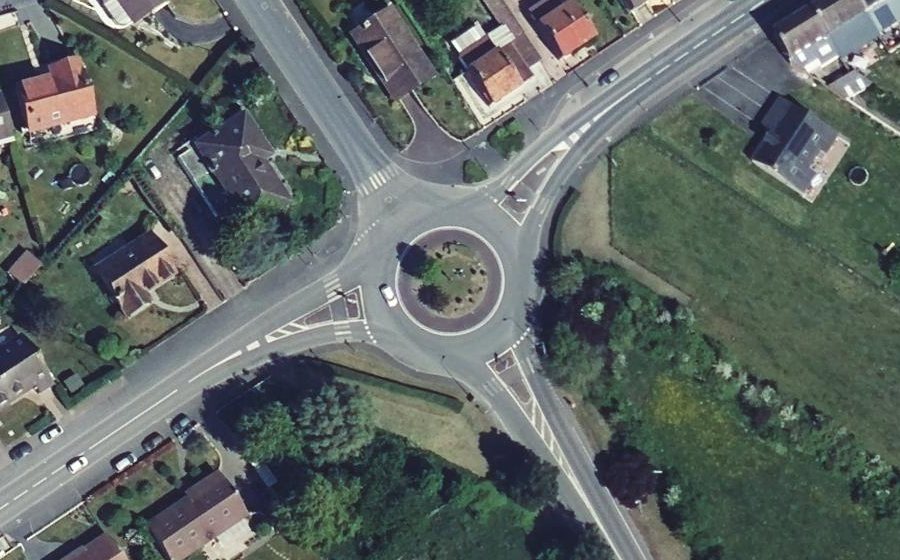 Vue aérienne du Rond-point anonyme n°657428054
