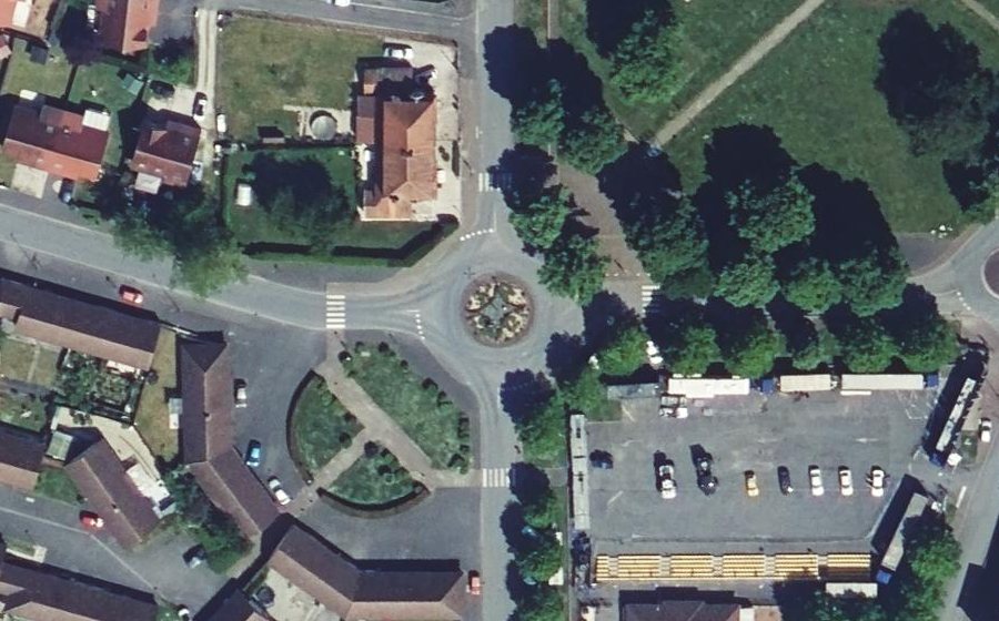 Vue aérienne du Rond-point anonyme n°657435045