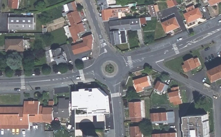 Vue aérienne du Rond-point anonyme n°65743519