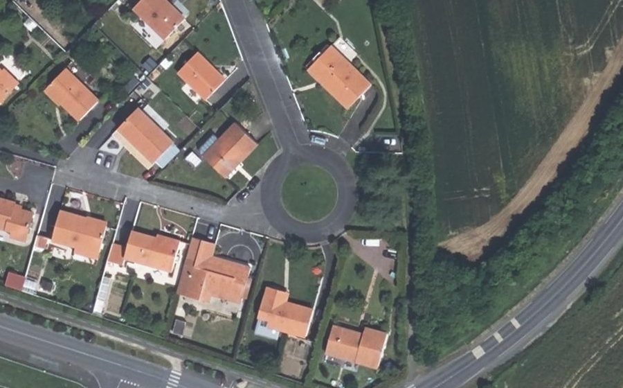 Vue aérienne du Rond-point anonyme n°65743534