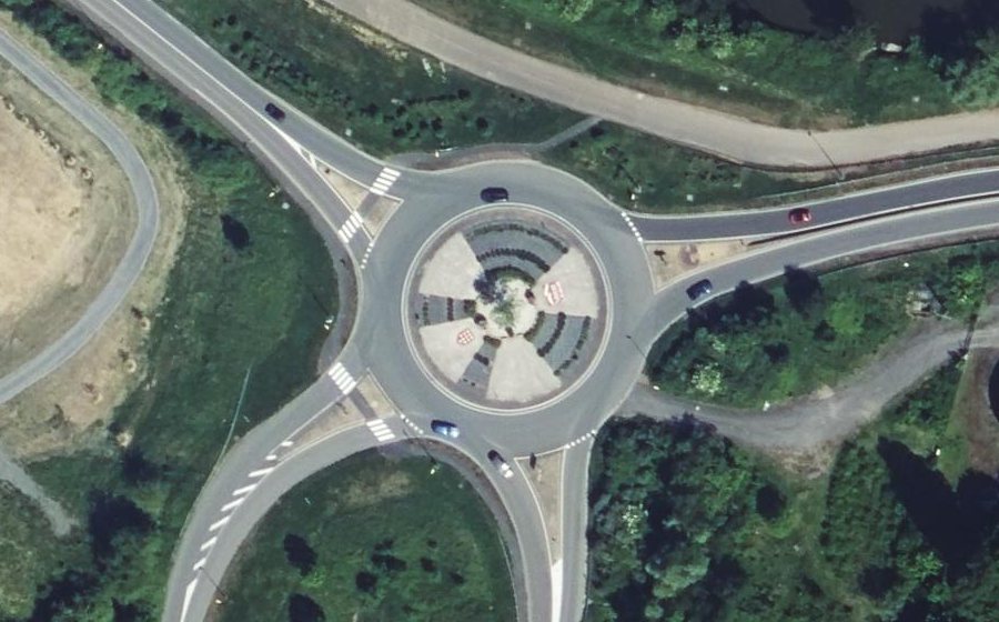 Vue aérienne du Rond-point anonyme n°657588109